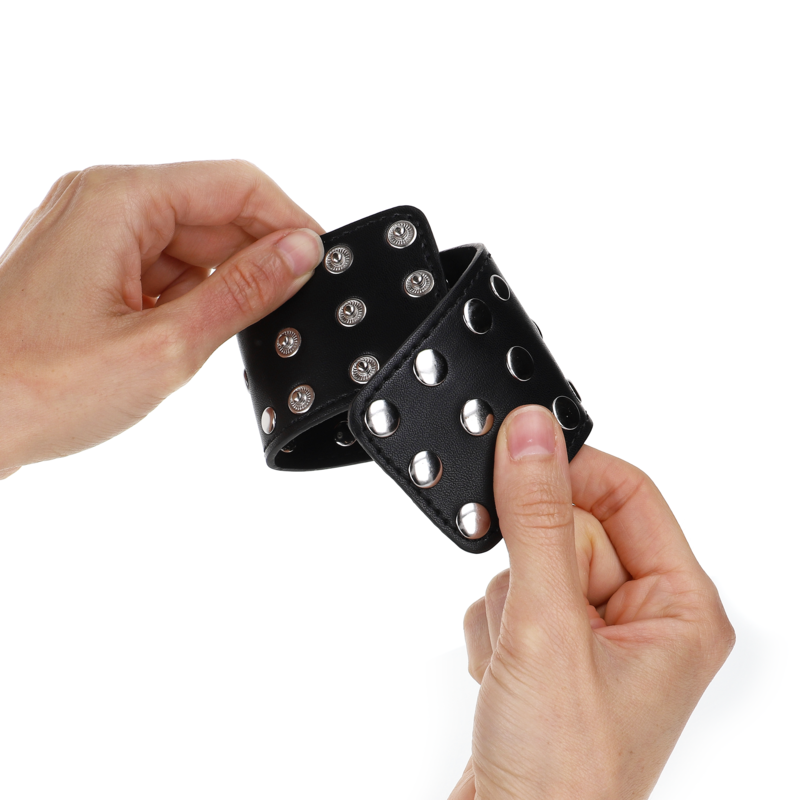 KINK - WRIST RESTRAINTS WITH SNAP FASTEN FULL OF RIVETS BLACK ADJUSTABLE 19-24 CM X 5.5 CM - Image 2