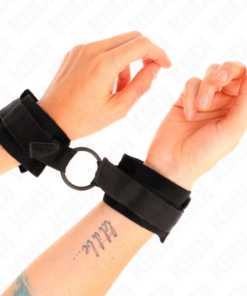 KINK - BEGINNER FUR HAND CUFFS 25 CM WITH O-RING 4 CM BLACK ADJUSTABLE 15-25 CM